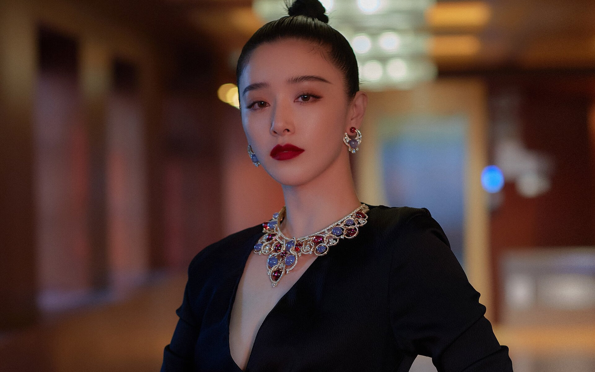 这需要构建一个独特的叙事视角。我将为你构思一个关于棋子与棋手,关于身份、忠诚与个人英雄主义的足球寓言